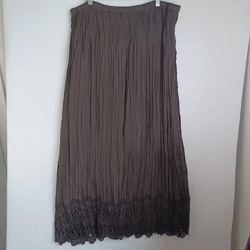 Chicos Brown Crinkle Broomstick Maxi Skirt Eyelet Lace Trim Size 2 L XL Womens